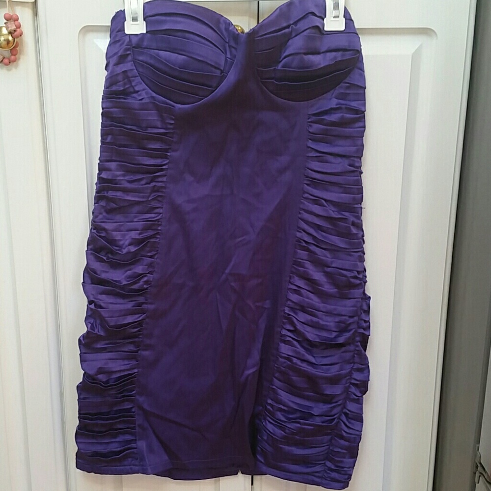 AGGIE STRAPLESS PURPLE DRESS. SIZE L